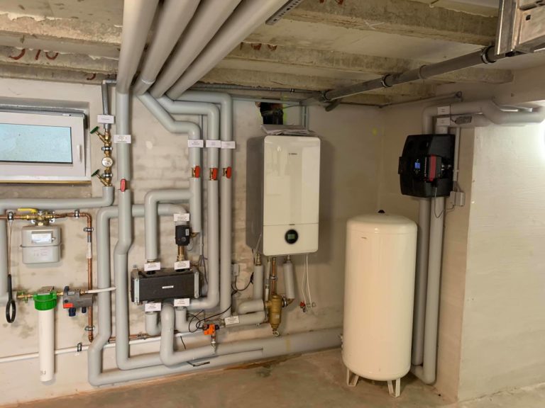 Wandhängendes Gas-Brennwertgerät mit Warmwasserspeicher im Heizungsraum